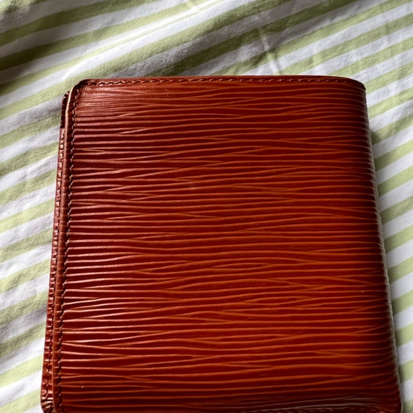 Louis Vuitton Epi Bifold Wallet - Picture 4 of 4